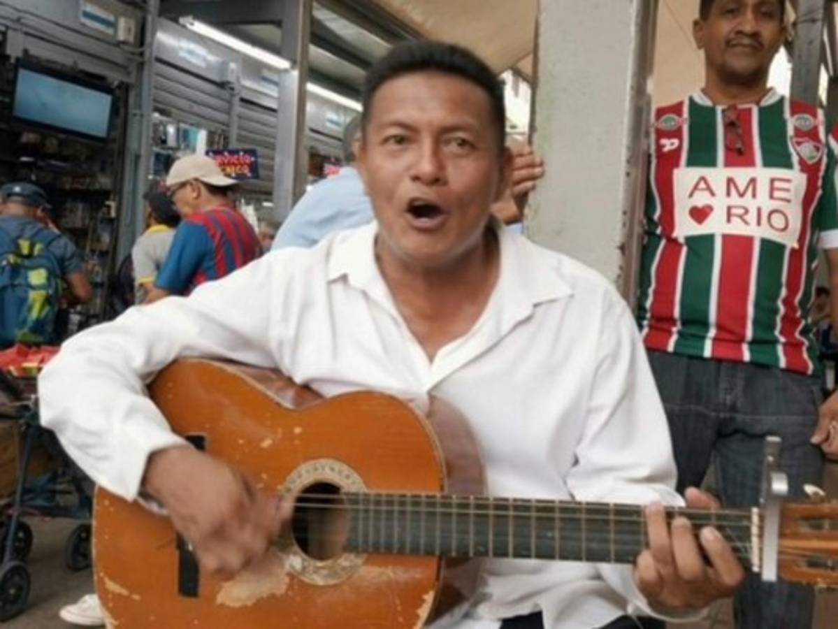 Músico se vuelve viral por cantarle al coronavirus