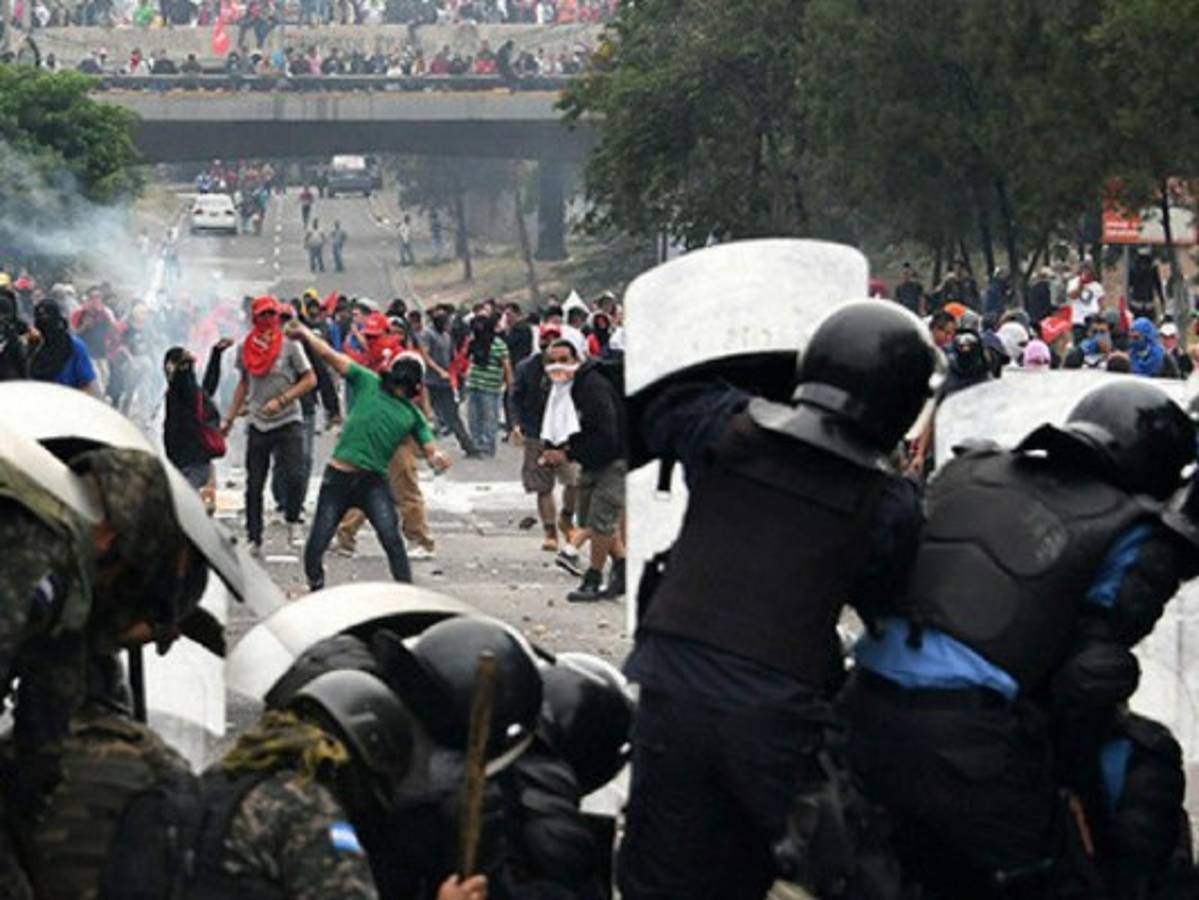 Requerimiento fiscal contra 11 policías por exceso de fuerza durante la crisis poselectoral