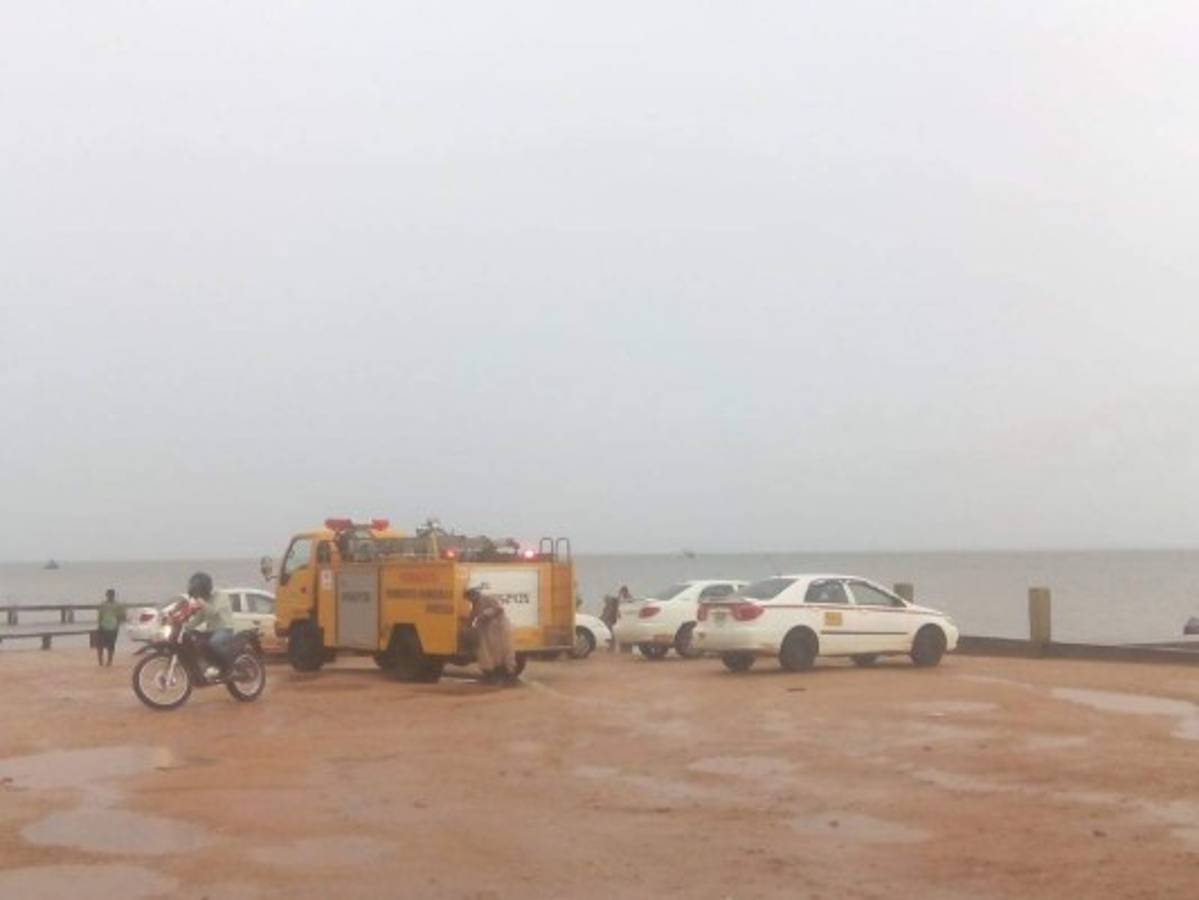 Rescatan a unas 84 personas de embarcación que naufragó en La Mosquitia