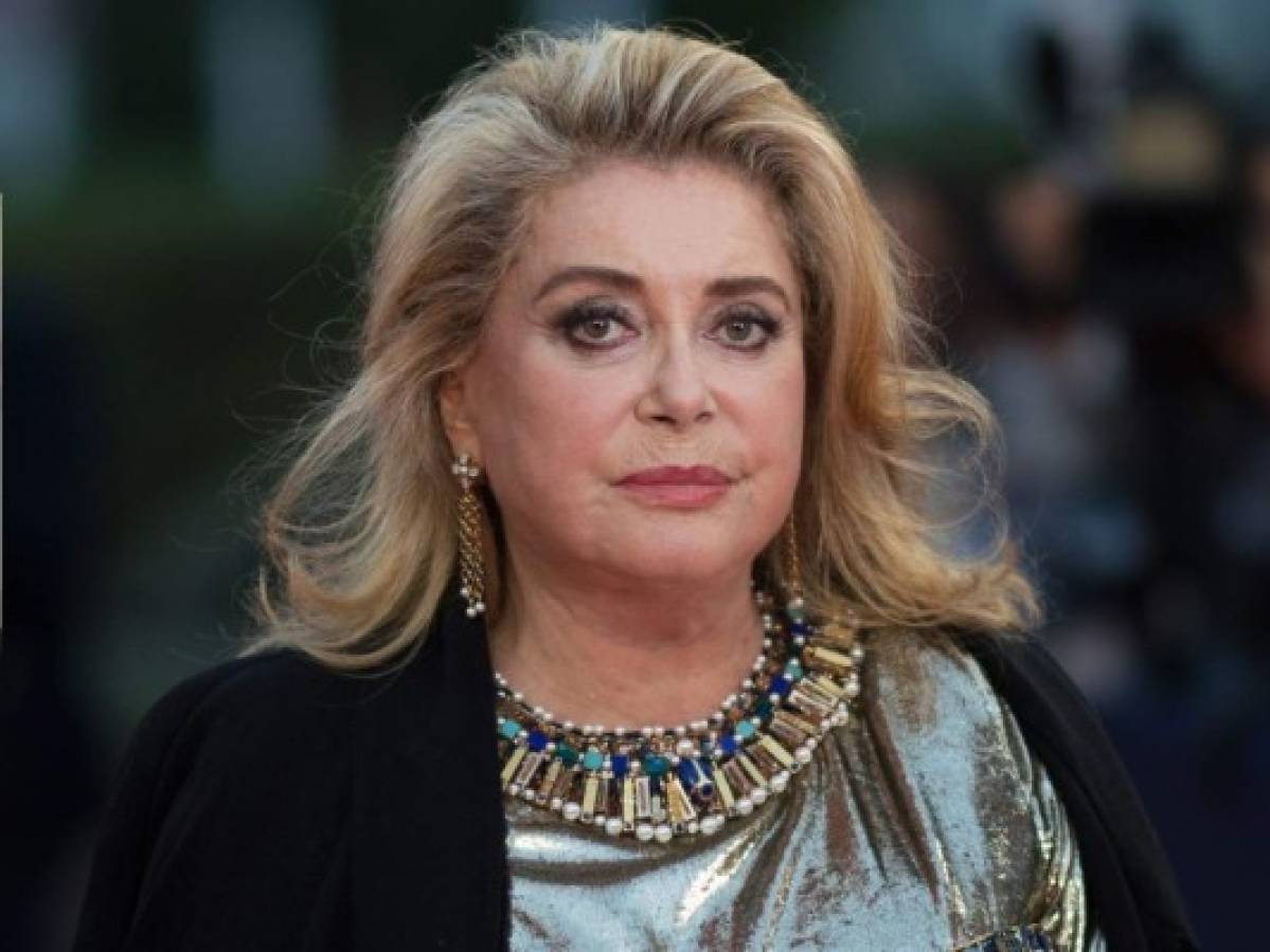 Catherine Deneuve, hospitalizada al sufrir accidente vascular leve