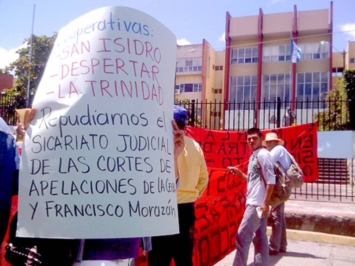 Desalojan a pobladores del Bajo Aguán que se plantaron frente a sede del Poder Judicial