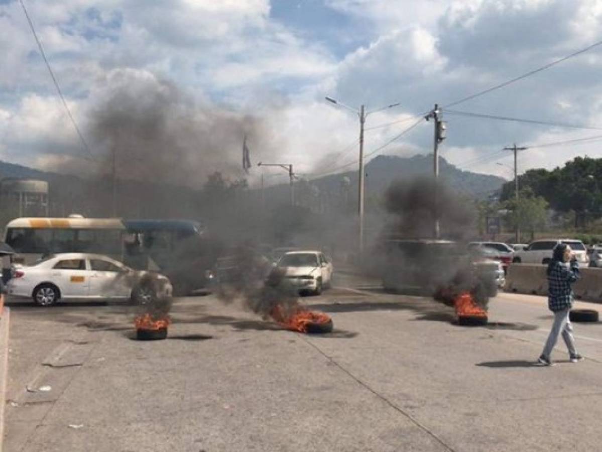 Encapuchados protagonizan disturbios enfrente de la UNAH