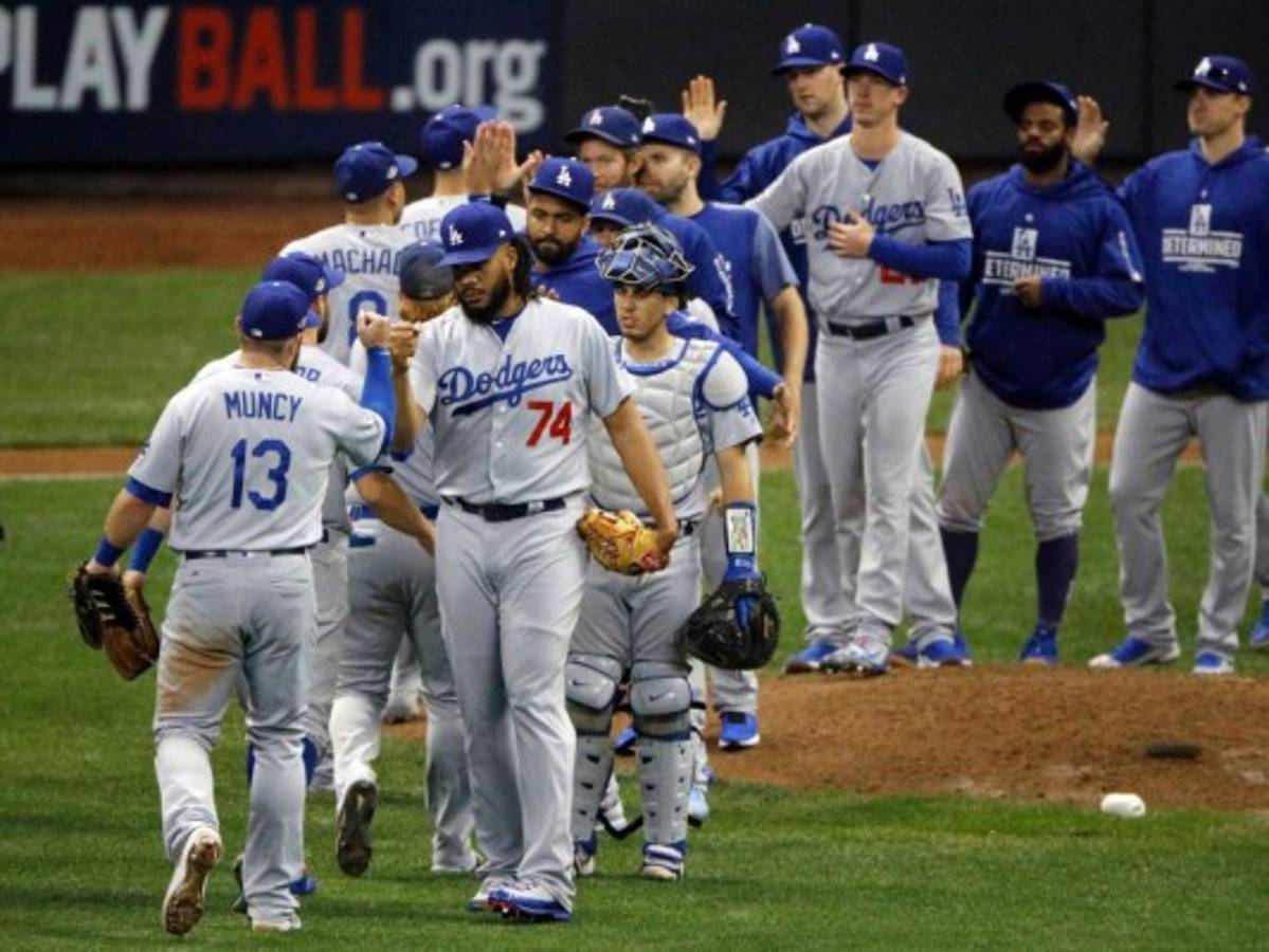 Dodgers empatan la serie final ante Brewers en la Nacional  