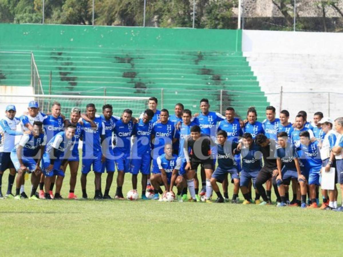 México: Alcalde de Xochitepec, Morelos entrega botella de tequila a Jorge Luis Pinto