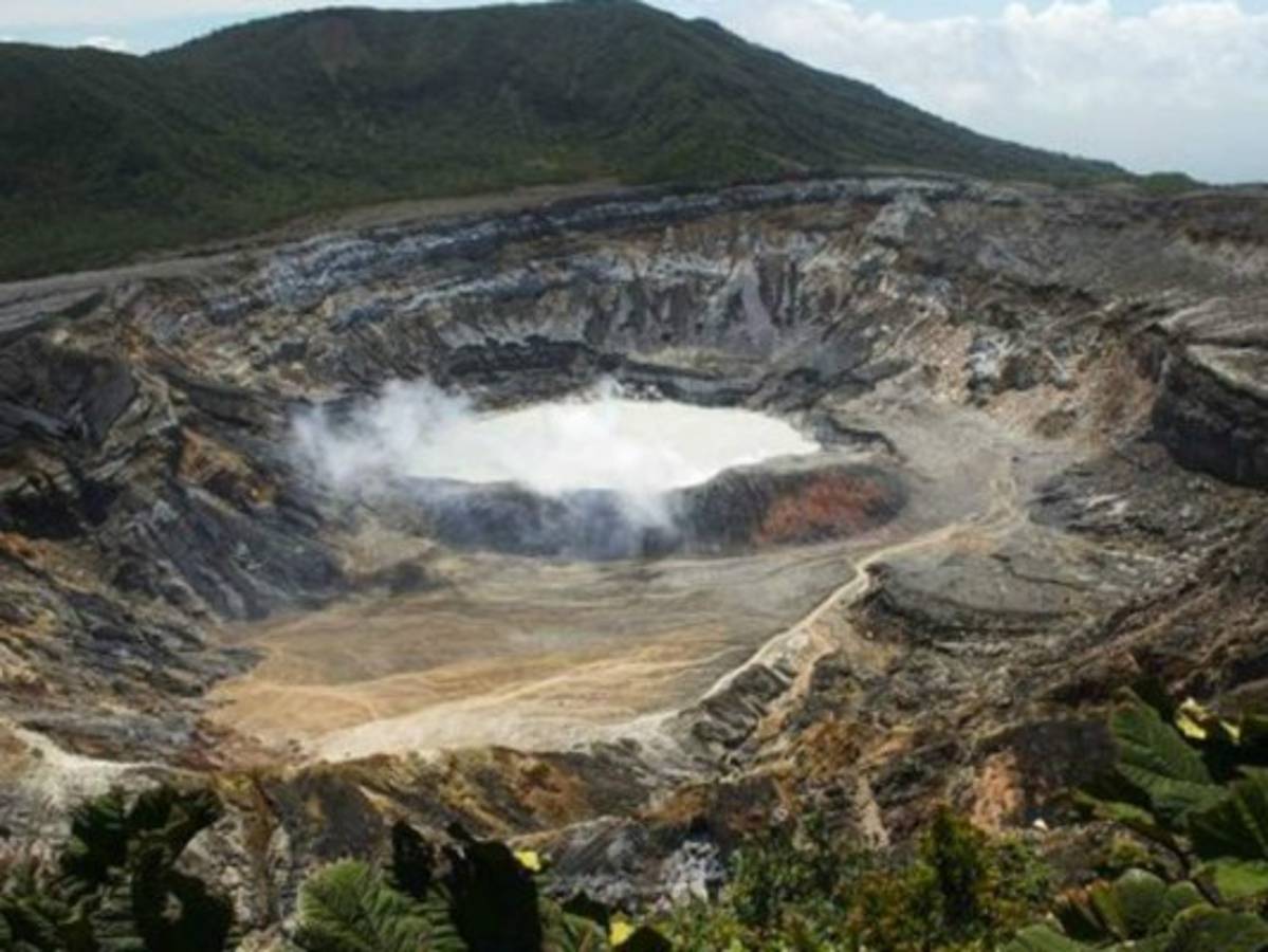Nuevas erupciones de volcán Poás mantienen a Costa Rica en alerta