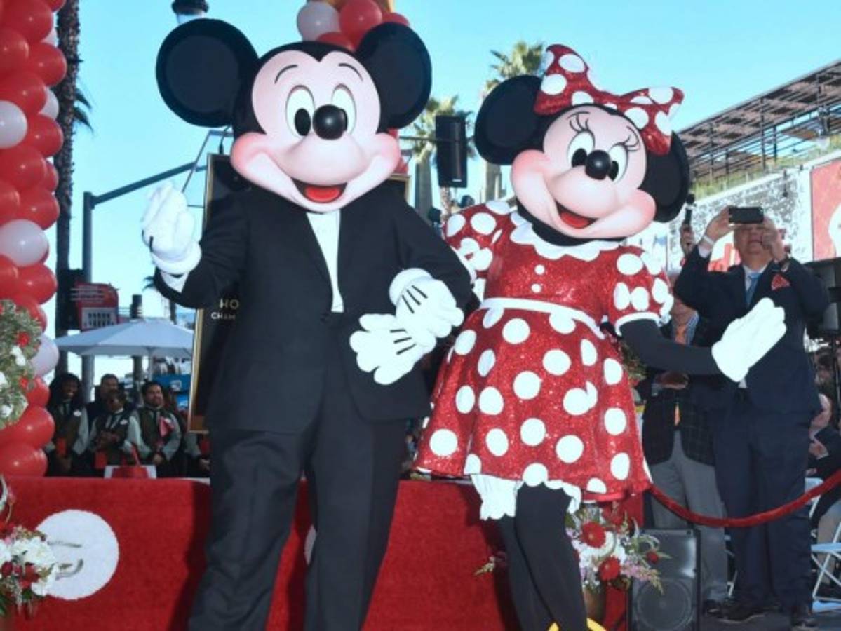 Minnie recibe estrella de la fama en Hollywood, 40 años después que Mickey Mouse