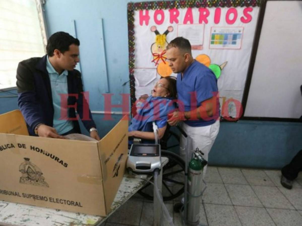 Primera mujer aspirante a la presidencia de Honduras ejerce el sufragio