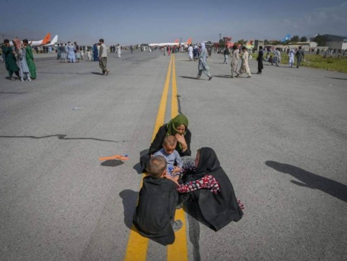 Disparos, empujones y desesperación: Momento en que afganos intentan escapar del aeropuerto