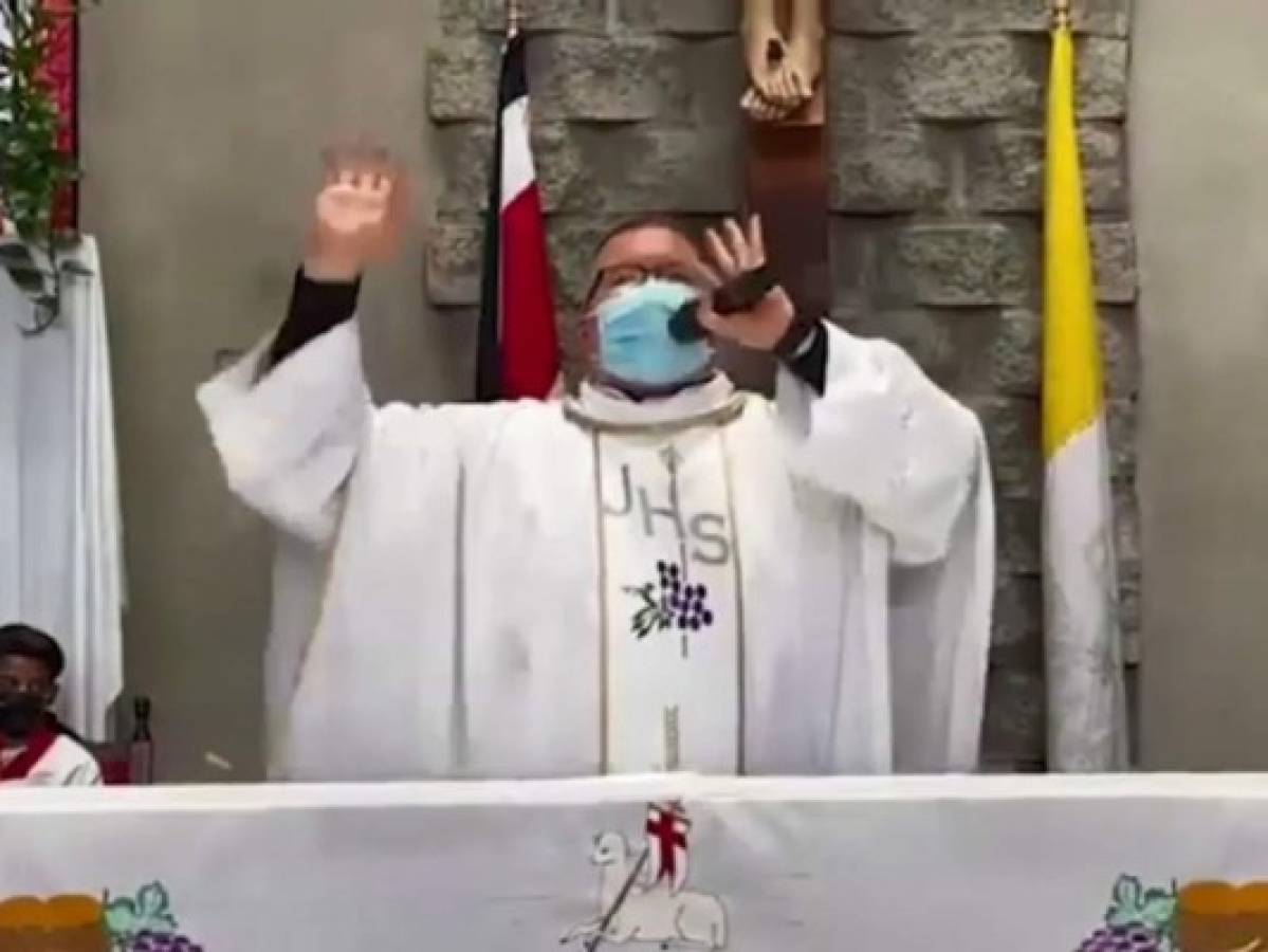 Padre tico se viraliza por cantar 'Sopa de caracol' versión anticovid durante homilía
