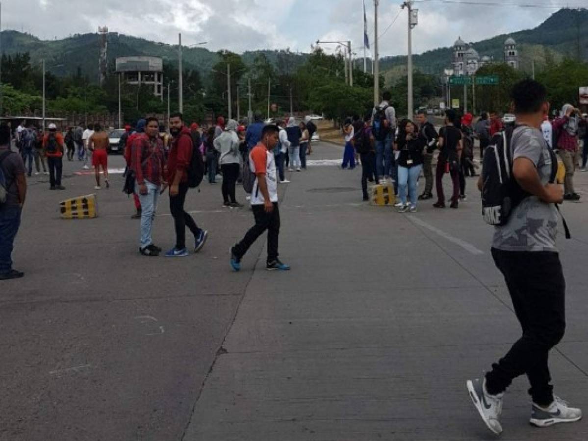 Supuestos estudiantes de la UNAH bloquean el bulevar Suyapa por precio de combustibles