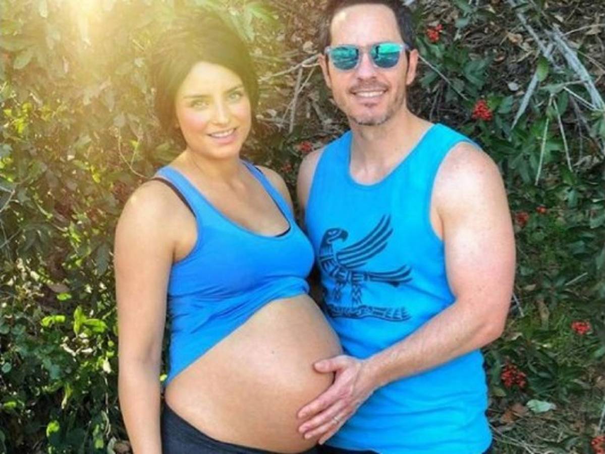 Aislinn Derbez y Mauricio Ochmann revelan el sexo de su bebé