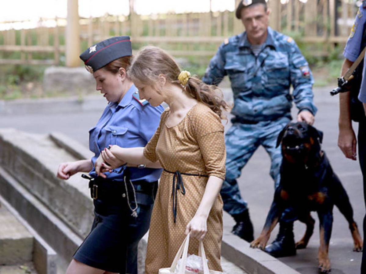 Putin pide sanción benigna para grupo musical ruso Pussy Riot