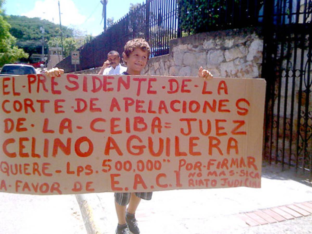 Desalojan a pobladores del Bajo Aguán que se plantaron frente a sede del Poder Judicial