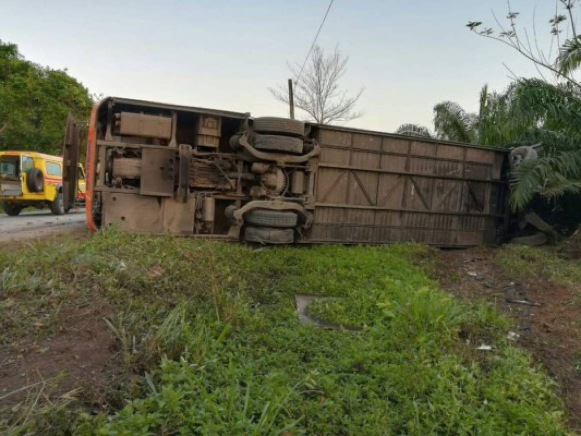 Un muerto y varios heridos deja accidente de bus interurbano en carretera a La Ceiba