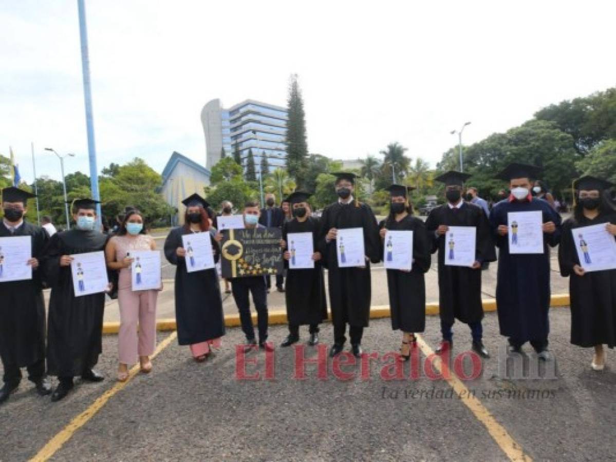 Nuevos profesionales de la UNAH reciben con orgullo y felicidad sus títulos   