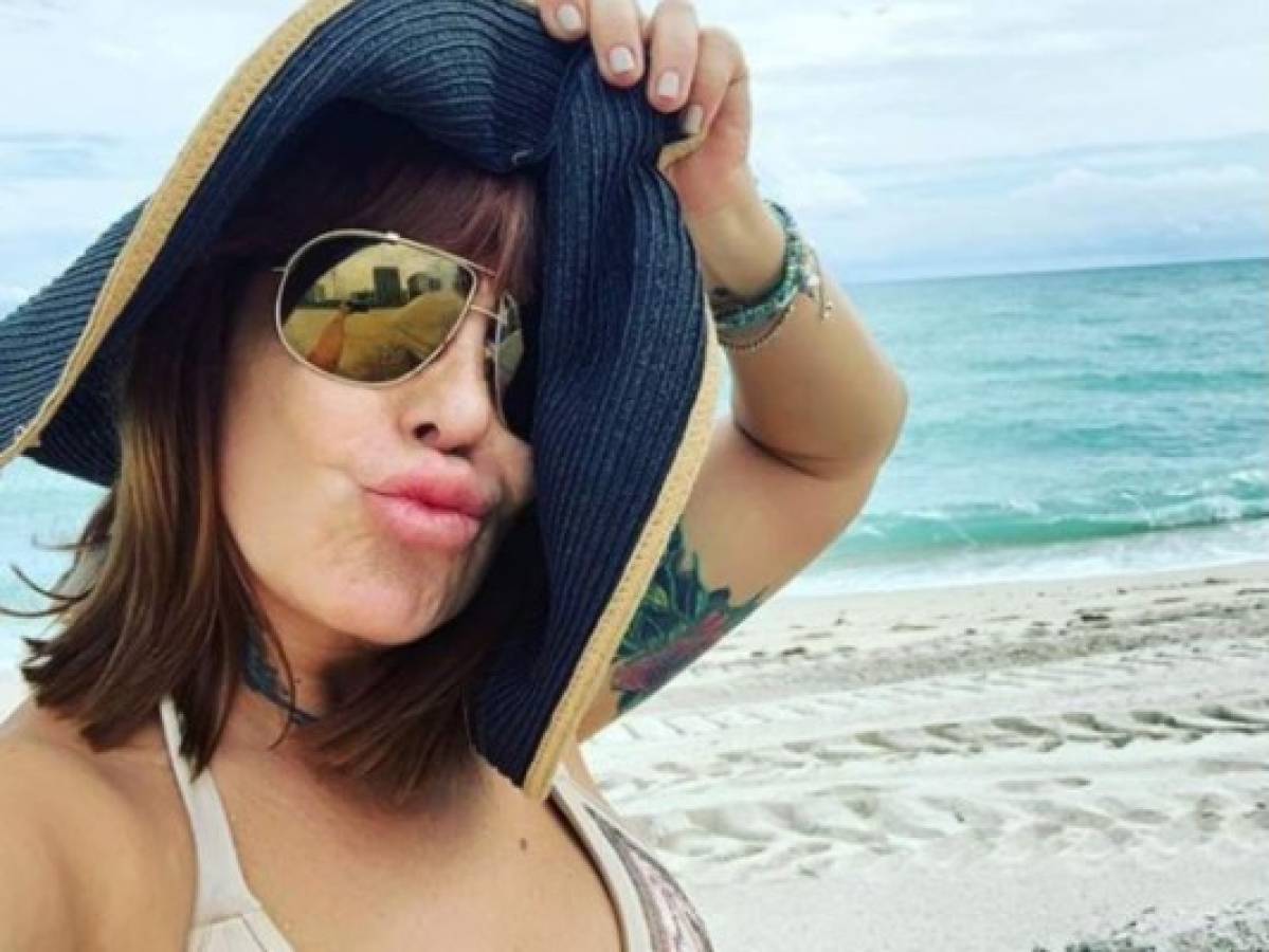 Alejandra Guzmán posa en bikini, pero borra la foto por duras críticas