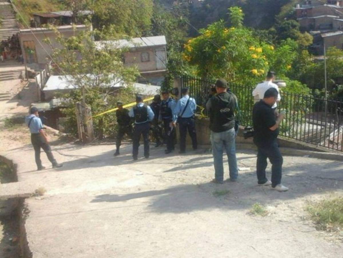 Las autoridades llegaron hasta la escena sangrienta para realizar el levantamiento del cadáver.
