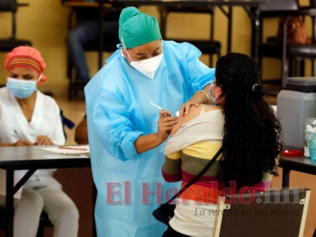Jornada de vacunación en el Instituto Técnico Luis Bográn. Foto: El Heraldo