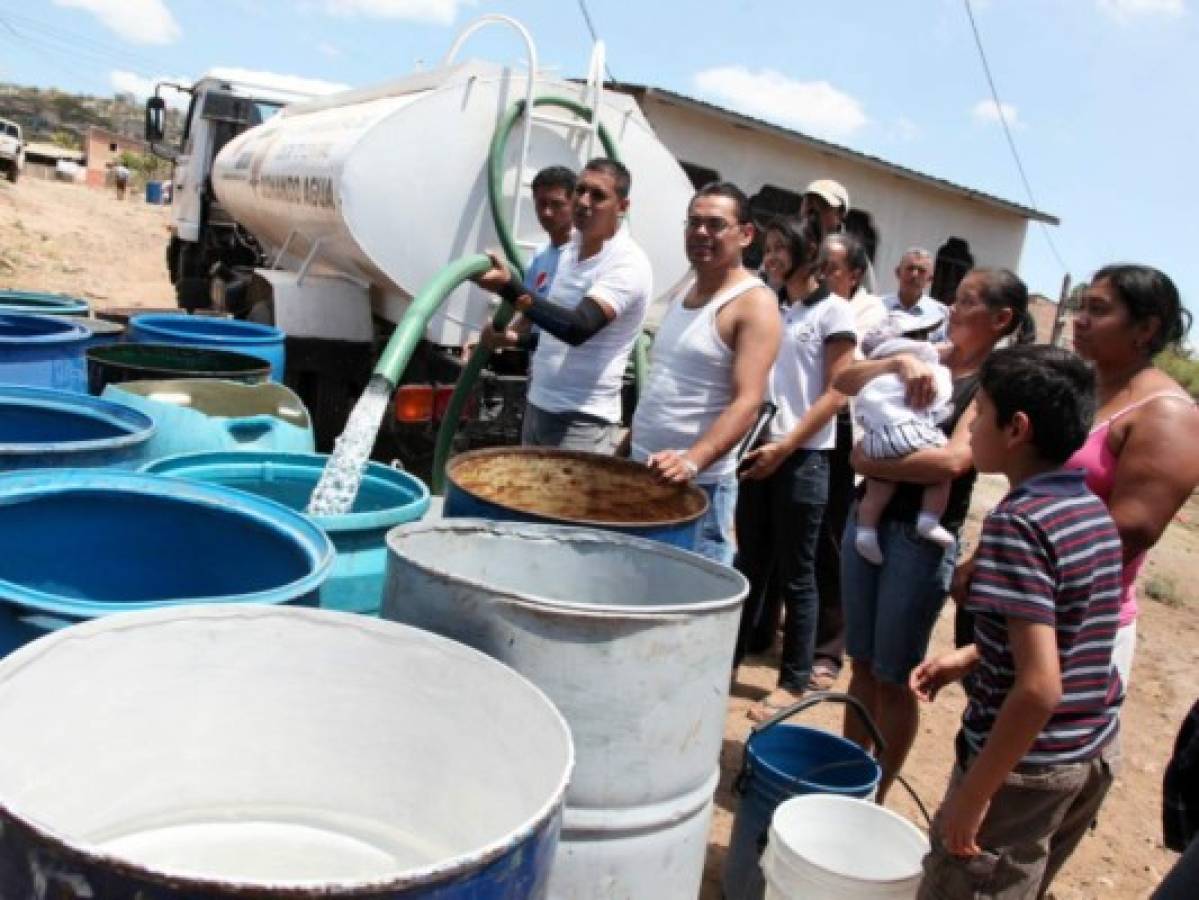 Alcaldía distribuye agua purificada en zonas que carecen del servicio en la capital  