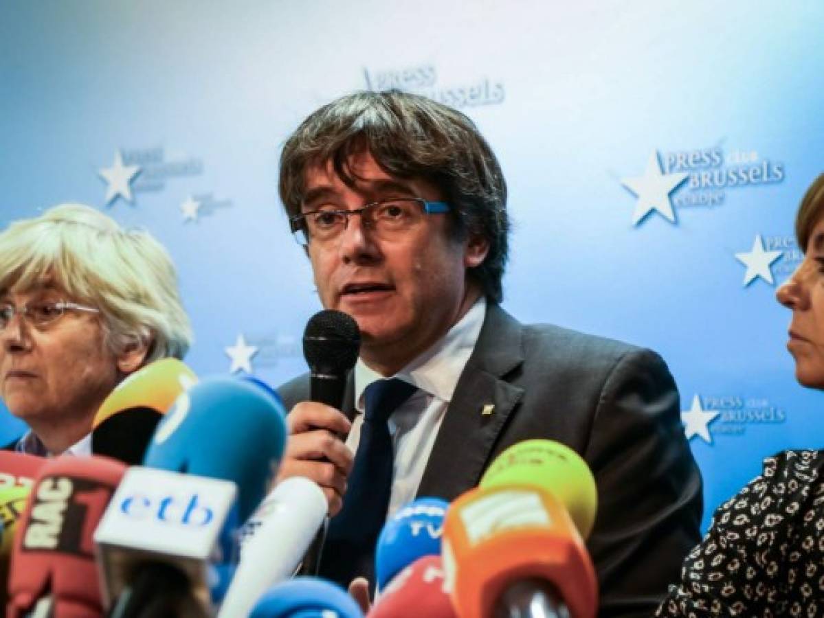 Puigdemont y exministros se entregan a la policía en Bélgica