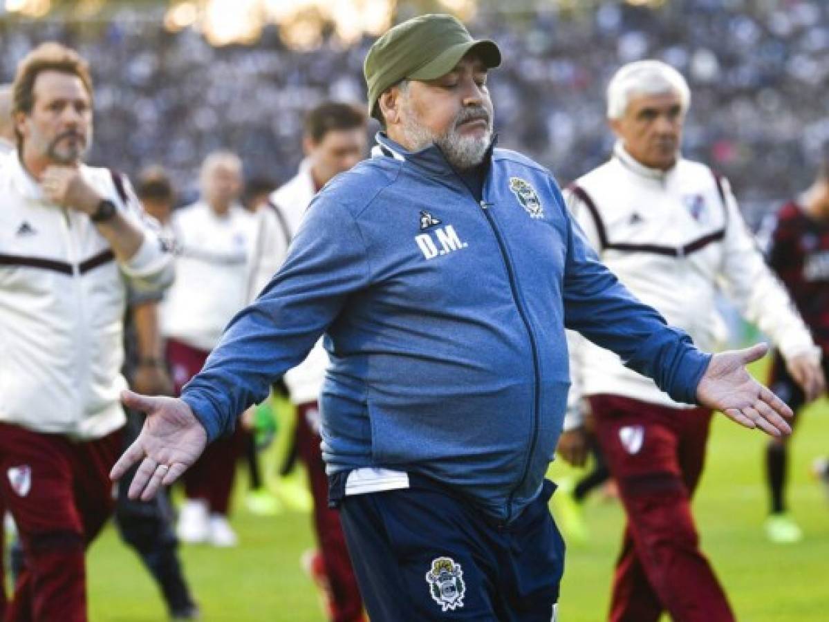 Maradona da marcha atrás con renuncia y vuelve a Gimnasia 