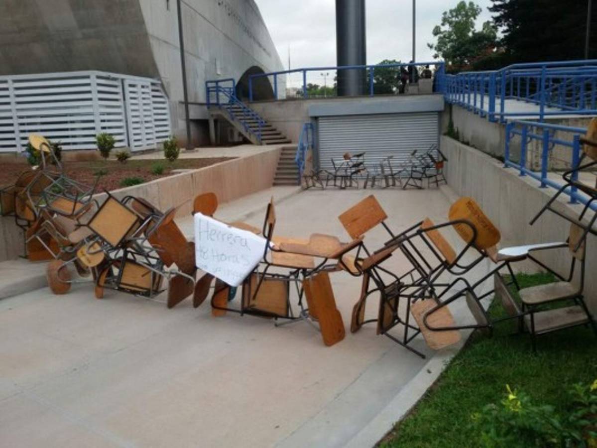 Supuestos estudiantes de la UNAH se toman edificio administrativo y dan plazo a rector