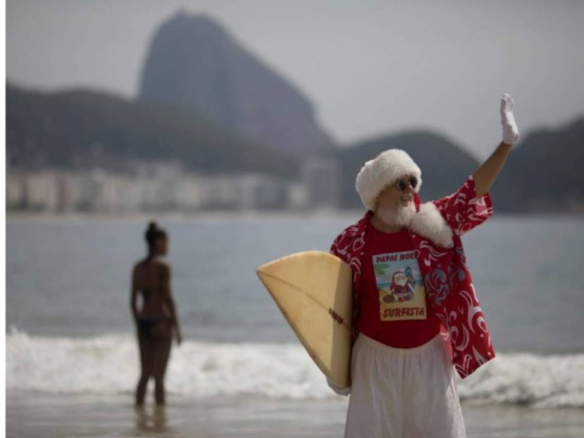 Papá Noel surfista festeja primer día de verano en Brasil