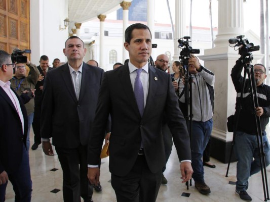 Venezuela detiene a dos elementos de seguridad de Guaidó