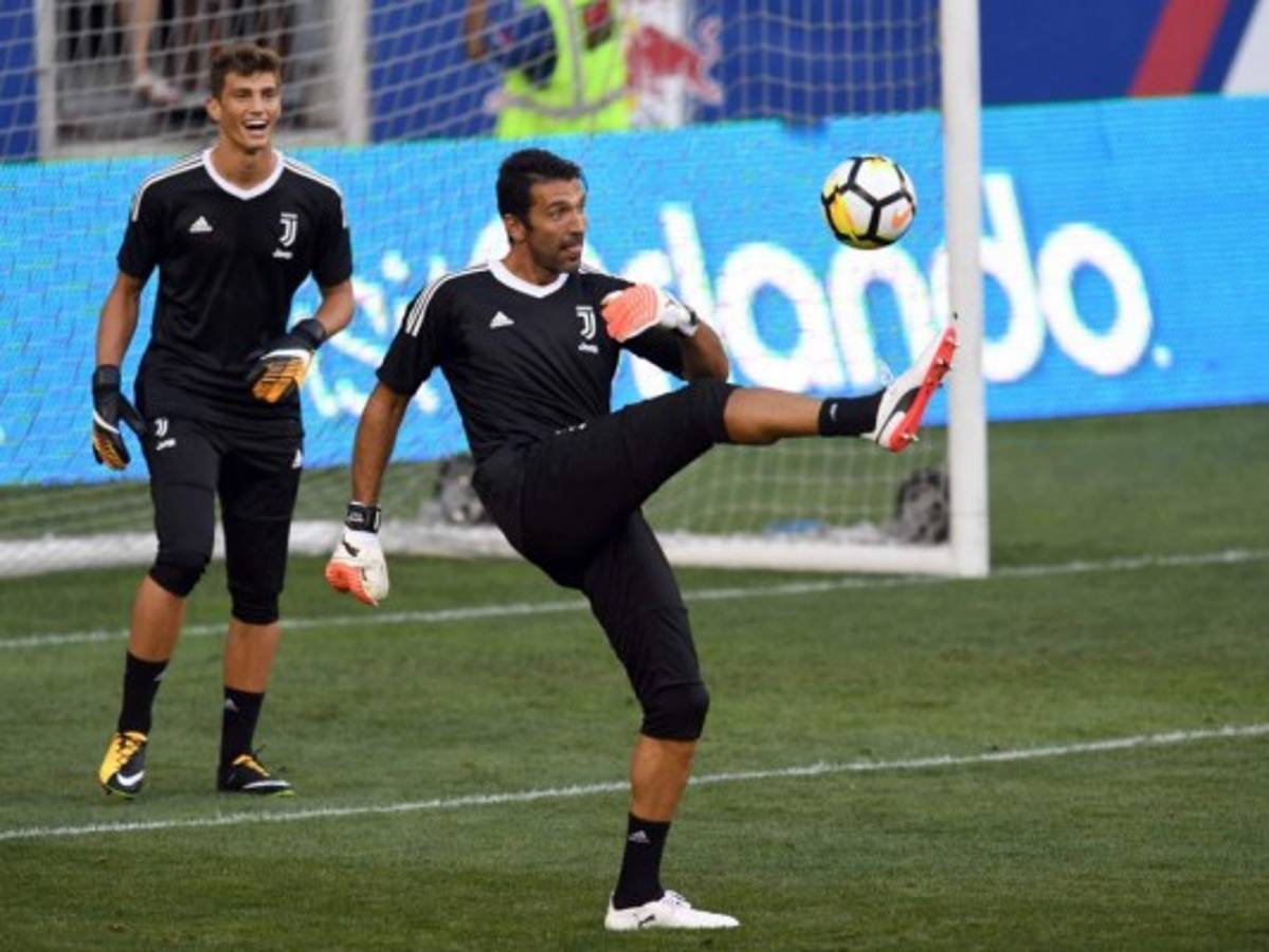 Gianluigi Buffon demandará a revista que publicó polémicas fotos con su pareja Ilaria D'Amico  