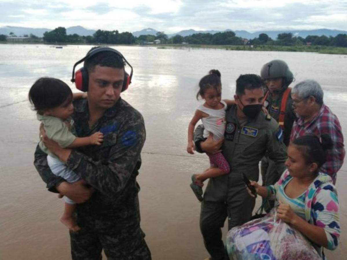 Miles de personas han sido evacuadas, algunas pasaron hasta tres y cuatro días sobre los techos de sus casas a la espera de ser rescatados.
