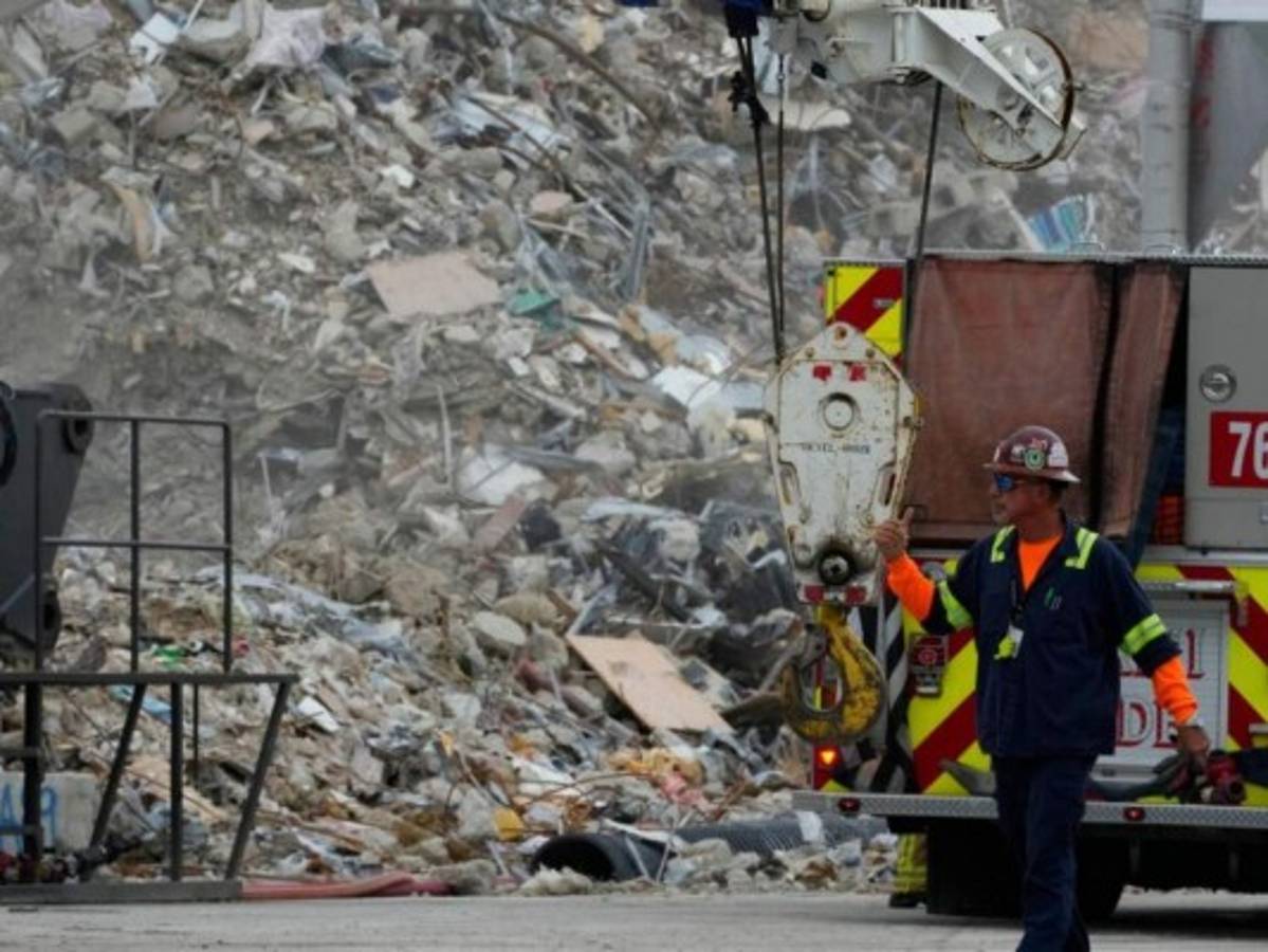 Recuperan pertenencias entre escombros de edificio en Miami  