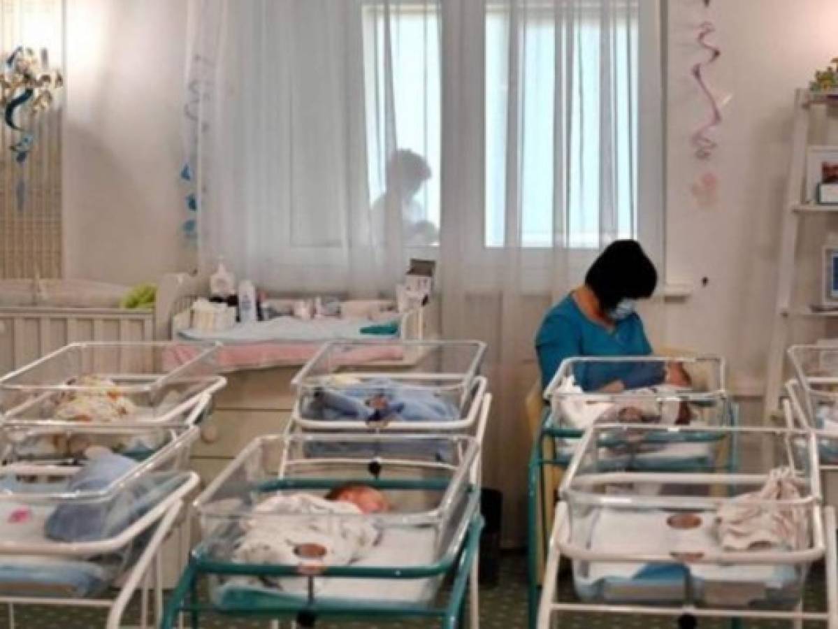 Hospital intercambia por 'error humano' a dos bebés en 2002; exigen indemnización