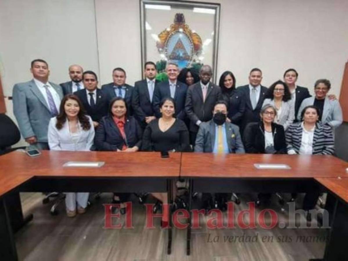 Redondo, del PSH, junto a sus compañeros de fórmula. Foto: El Heraldo