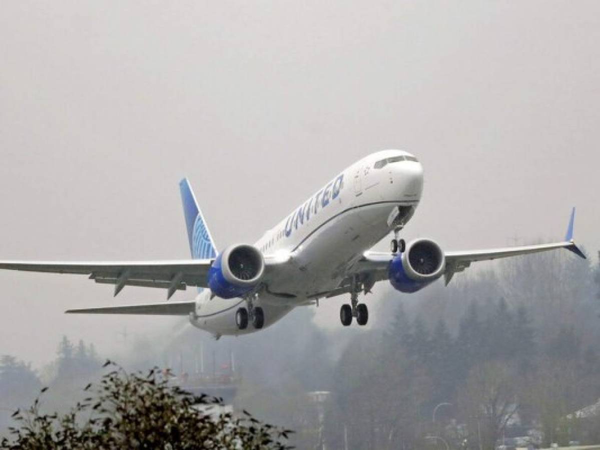 Hombre muere en pleno vuelo y pasajeros sospechan que sea por covid