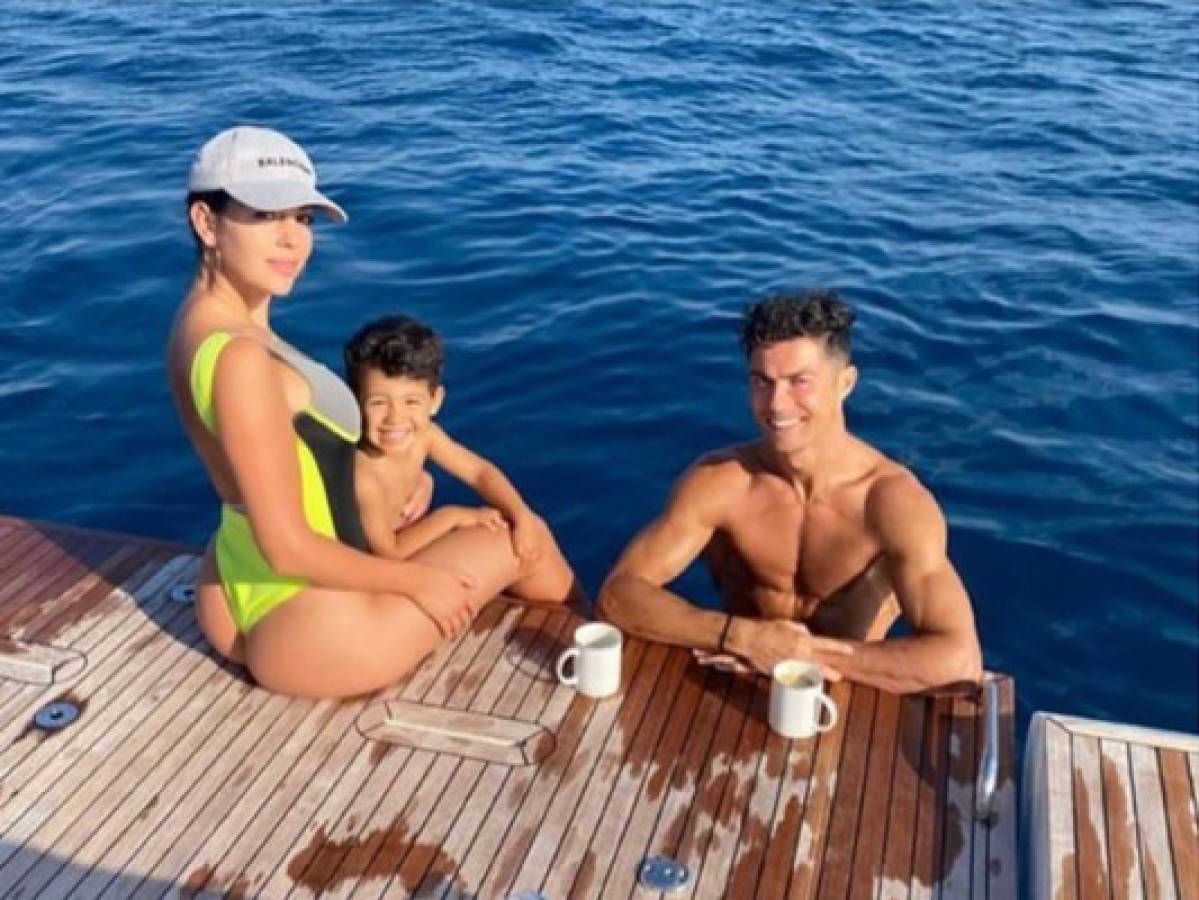 Cristiano Ronaldo y su familia disfrutaron de un descanso en un lujoso yate