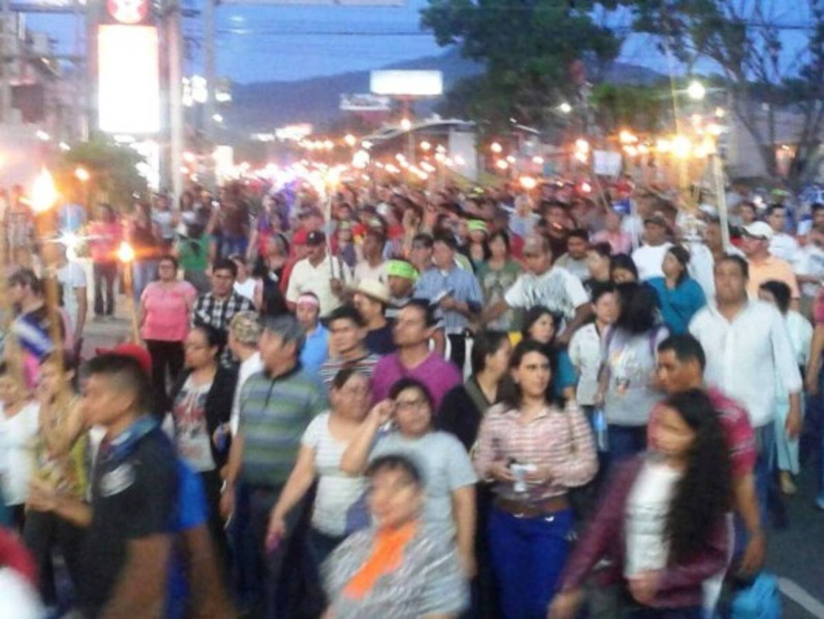 Embajador Nealon recibe a 'indignados” tras marcha