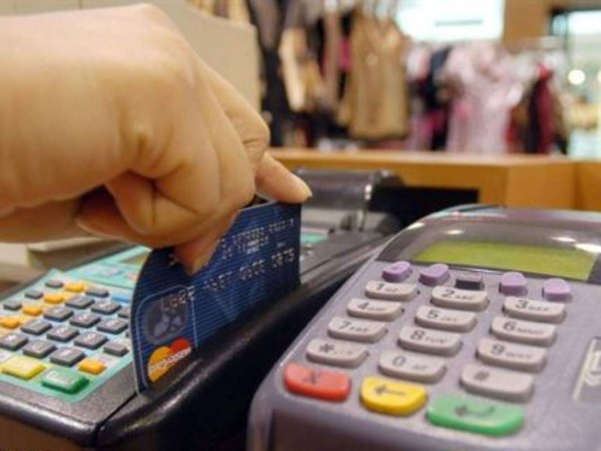 L 48,273 millones han percibido bancos por tarjetas en seis años en Honduras