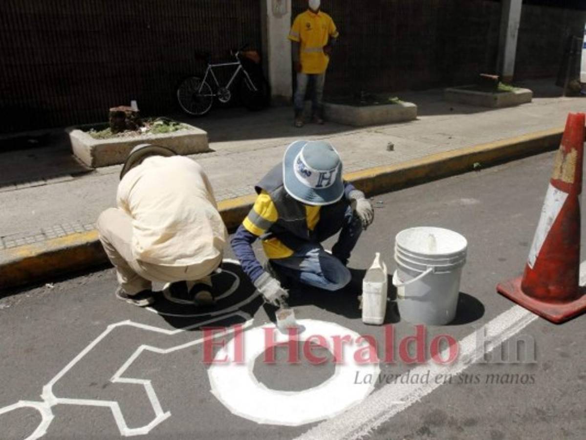 La vía estaba prevista para el paso de ciclistas, pero cada día es usada por peatones, motociclistas y hasta vehículos que se estacionan en la zona.