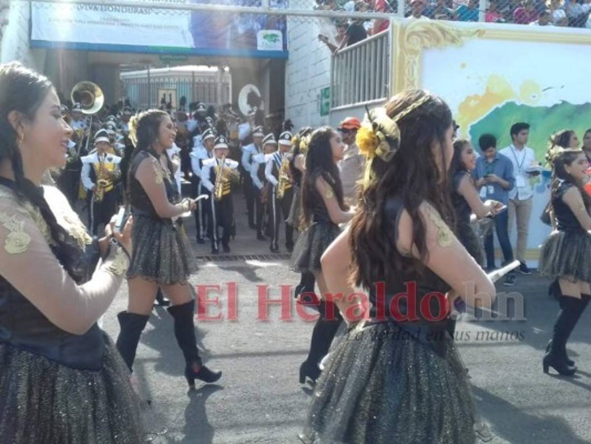 Momento en que las bellas palillonas realizan su recorrido en las cercanías del Nacional. Foto Eduard Rodríguez