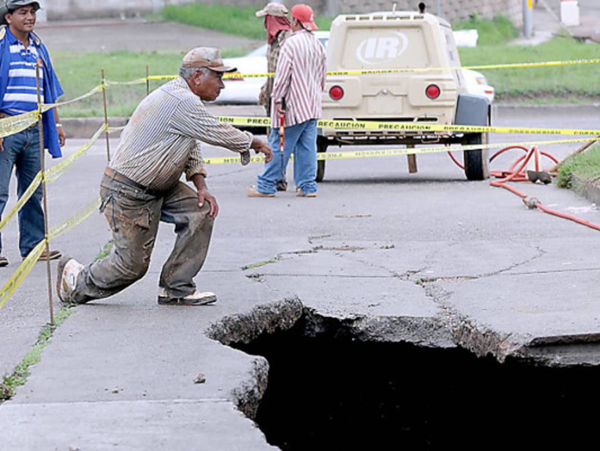 Cede ante lluvias calle de acceso a la residencial Venecia y UTH