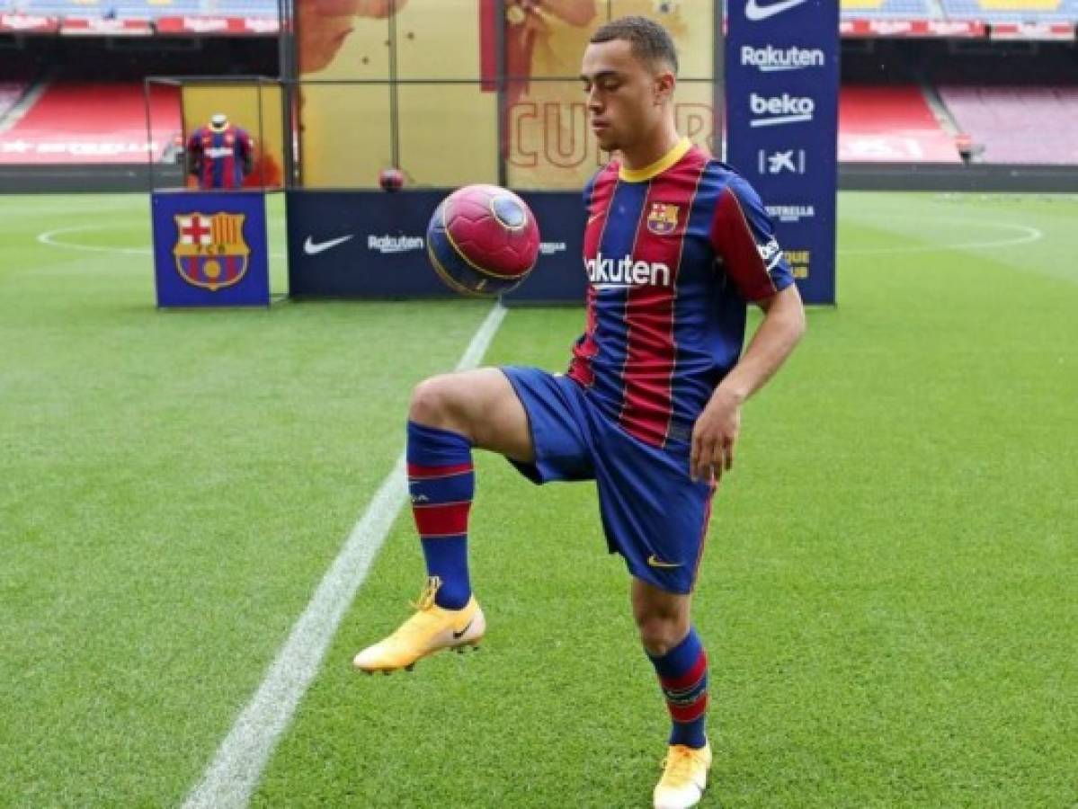 Sergiño Dest sobre jugar con Messi: 'Es algo alucinante'