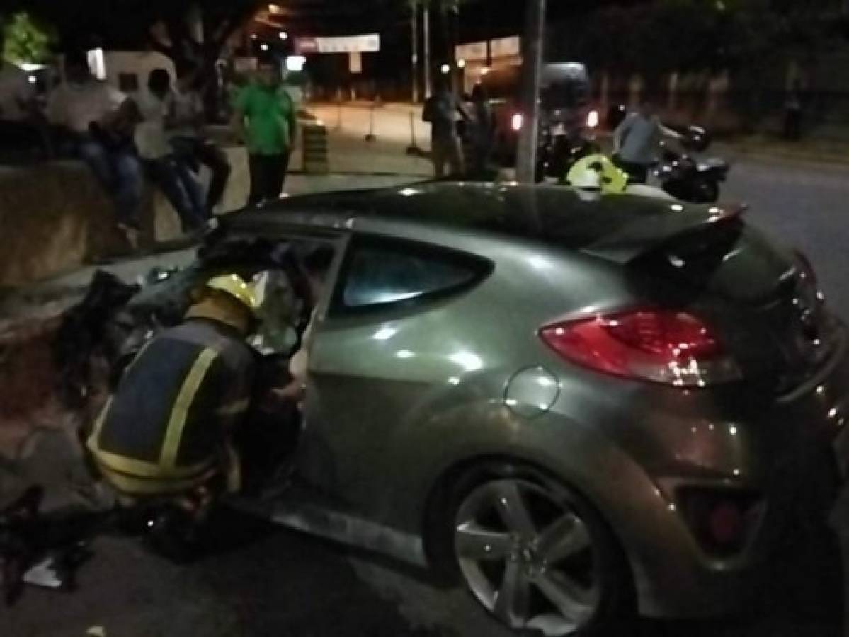 Rescatan a cuatro personas atrapadas en un vehículo tras aparatoso accidente