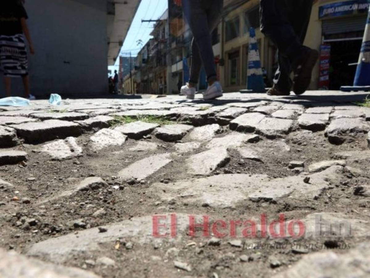 Los tramos que aún tienen adoquines se desmoronan cada día. Foto: Alex Pérez/El Heraldo