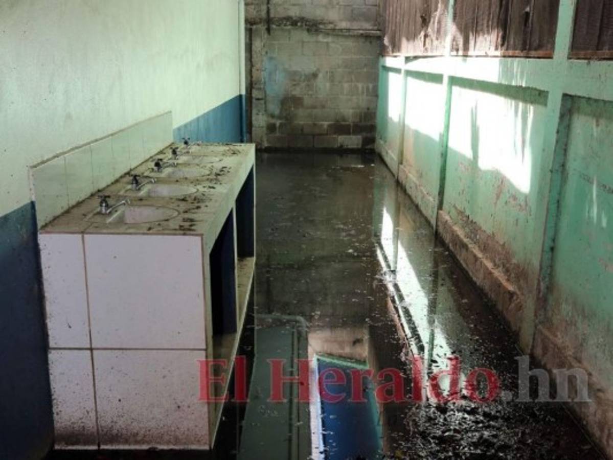 En el Instituto España Jesús Milla Selva urge atender el alcantarillado sanitario. Foto: El Heraldo