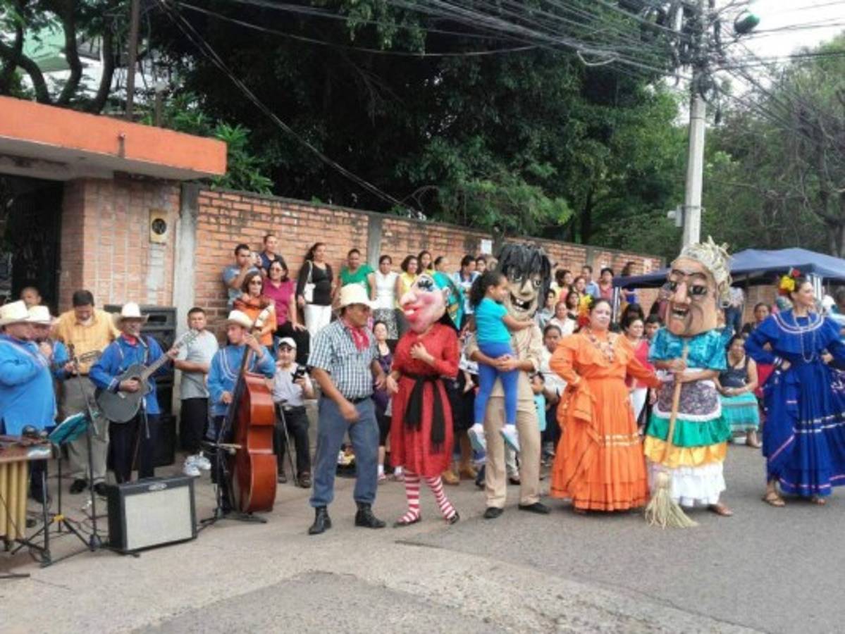 Habitantes de la Kennedy celebran a lo grande su 52 años de fundación