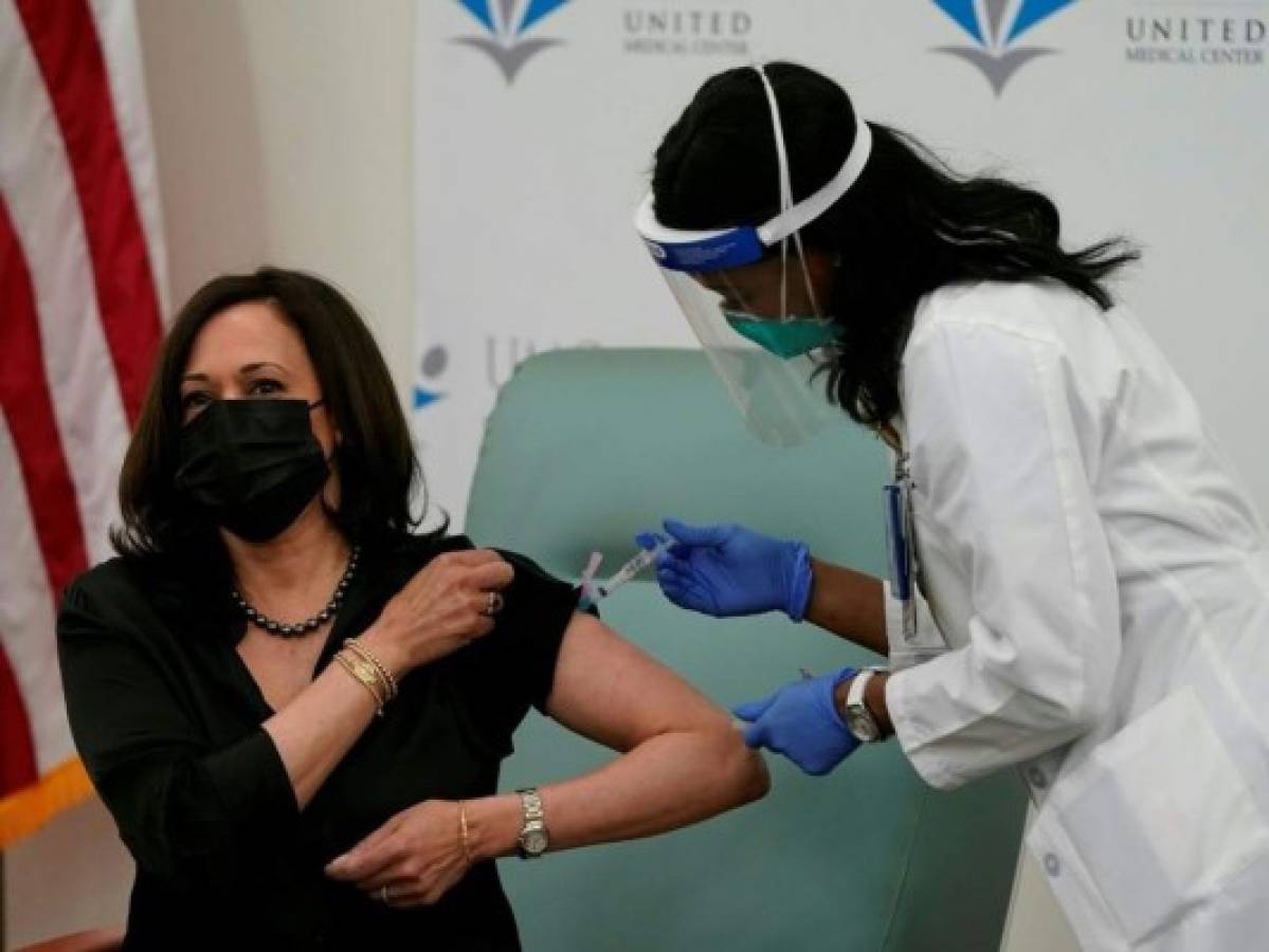 Kamala Harris recibe vacuna contra covid-19 y envía mensaje ante las cámaras