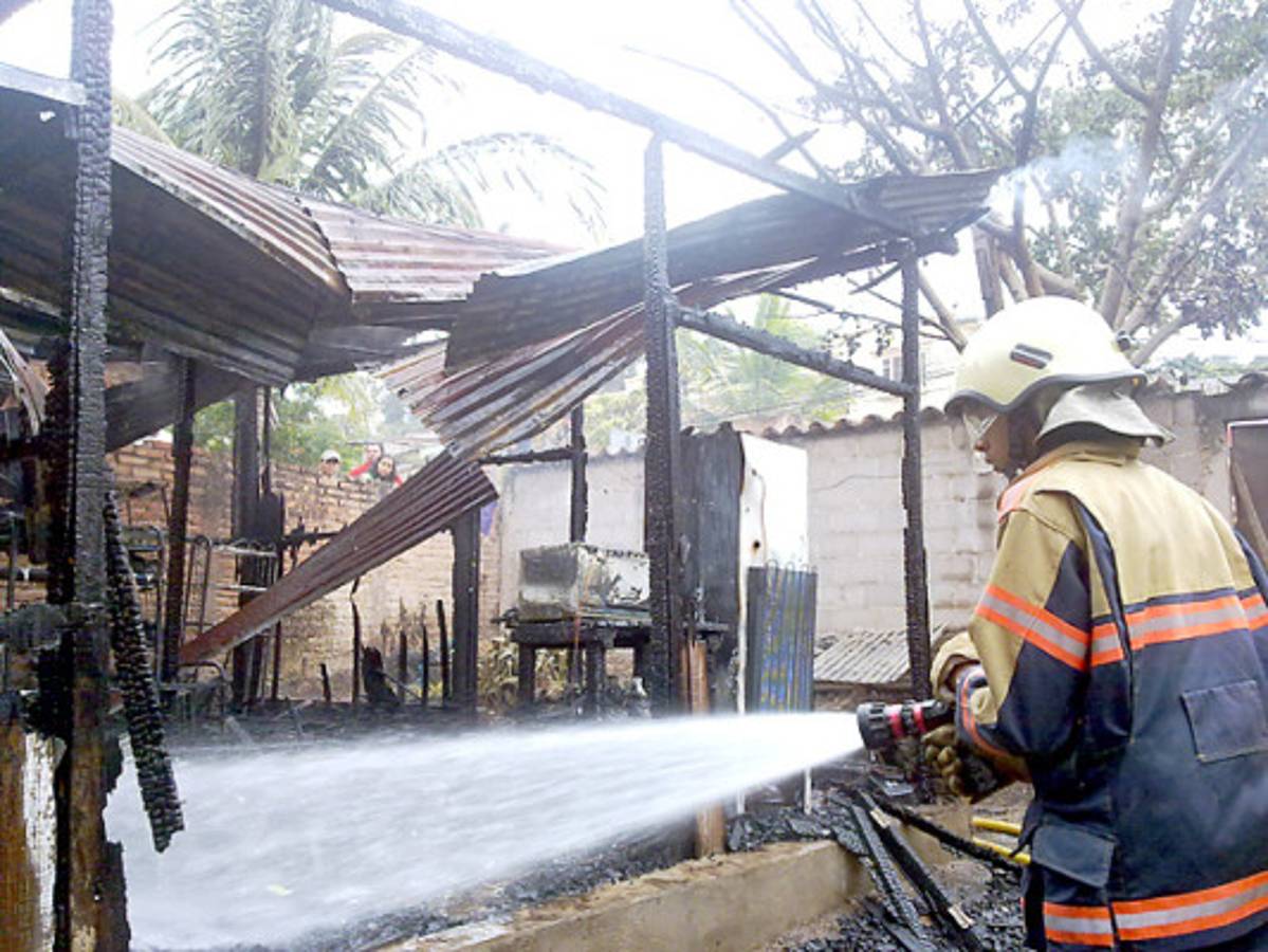 Incendio deja en la calle a familia en la Nueva Suyapa