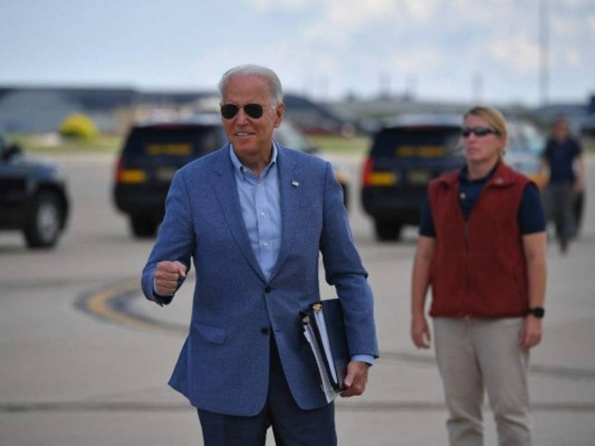 Biden celebra 'independencia' de la covid-19 aunque la pandemia aún acecha