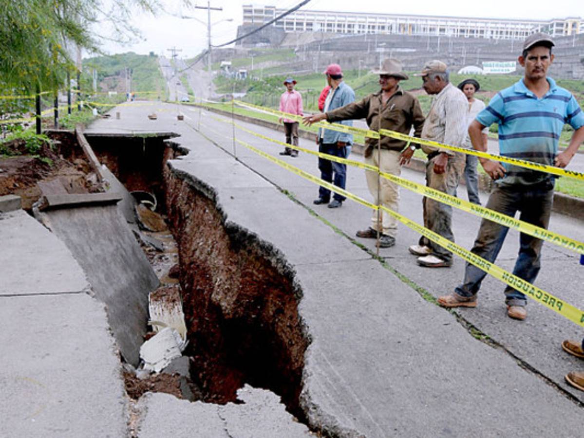 Cede ante lluvias calle de acceso a la residencial Venecia y UTH