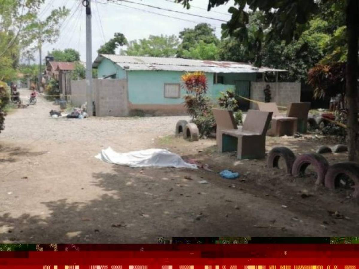 El cuerpo de Julieta Cecilia Galo quedó tendido sobre una calle rodeada de casas en la colonia Riberas del Caribe. Foto: Cortesía